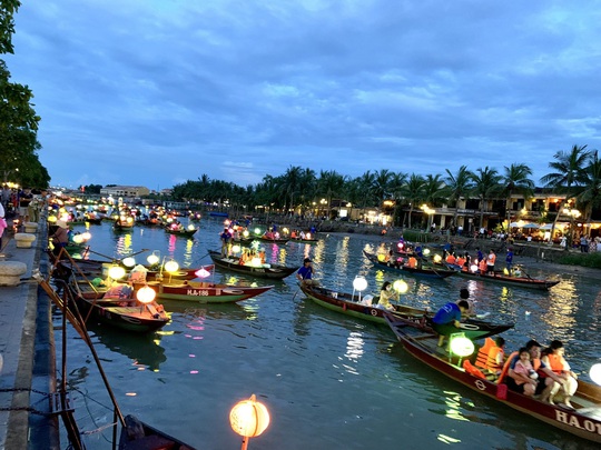Hàng chục ngàn người đổ về Hội An du lịch, phố cổ ken kín lối - Ảnh 26.