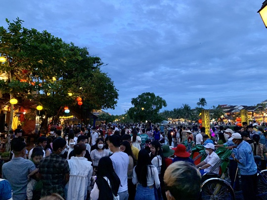 Hàng chục ngàn người đổ về Hội An du lịch, phố cổ ken kín lối - Ảnh 18.