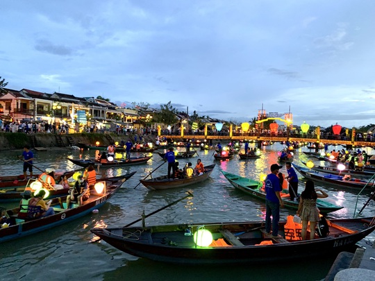Hàng chục ngàn người đổ về Hội An du lịch, phố cổ ken kín lối - Ảnh 25.