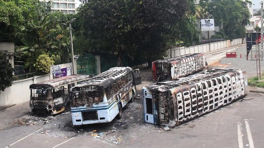 Người biểu tình đốt phá hàng chục ngôi nhà của chính trị gia Sri Lanka - Ảnh 1.