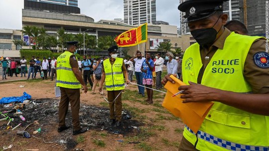 Người biểu tình đốt phá hàng chục ngôi nhà của chính trị gia Sri Lanka - Ảnh 2.