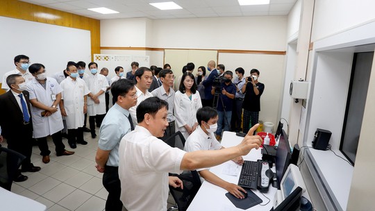 Bệnh viện Trung ương Huế đưa hệ thống MRI hiện đại nhất vào chẩn đoán bệnh tật - Ảnh 1.