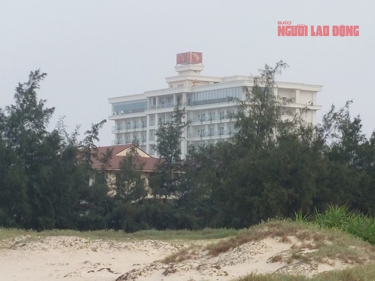 Quảng Bình: Xuất hiện cống xả nước thải đen ngòm ra bãi biển ở Đồng Hới - Ảnh 3.