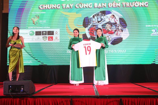 Náo động sân Cần Thơ, Quang Hải - Hoài Linh quyên góp gần 1 tỉ đồng giúp trẻ em mồ côi vì Covid-19 - Ảnh 8.