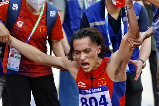 VĐV điền kinh rơi nước mắt khi không thể bảo vệ chức vô địch chạy 400m - Ảnh 5.