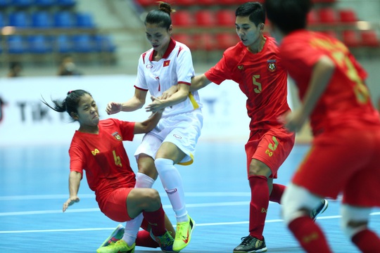 Thắng đậm Myanmar, Futsal nữ Việt Nam vượt qua Thái Lan trên bảng xếp hạng SEA Games - Ảnh 4.