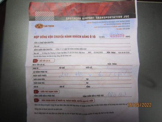 Vụ tiến sĩ bị “làm giá” khi đặt xe ở Tân Sơn Nhất: Công ty nhận sai, đình chỉ tài xế - Ảnh 1.
