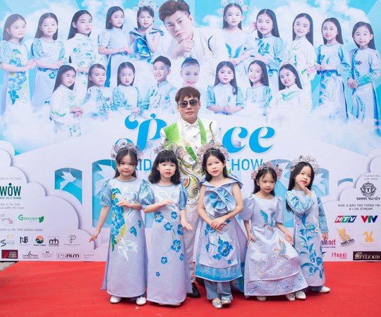 Dàn mẫu nhí tỏa sáng tại Peace Kid Fashion show by Tommy Nguyễn - Ảnh 1.