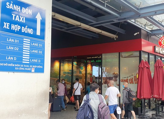 Tiến sĩ Lê Đăng Doanh bị làm giá khi đặt xe ở sân bay Tân Sơn Nhất - Ảnh 2.