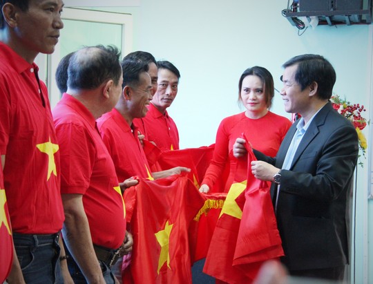 Ngư dân Thừa Thiên – Huế nhận 10.000 lá cờ Tổ quốc - Ảnh 4.
