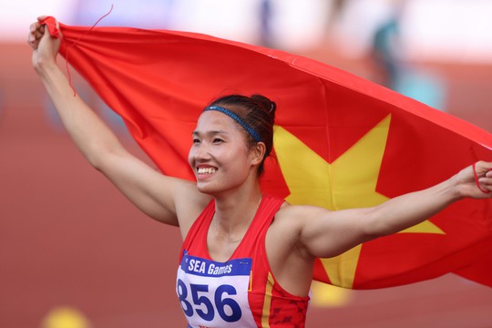 Nguyễn Linh Na ôm mẹ khóc nức nở sau khi giành HCV SEA Games 31 - Ảnh 5.