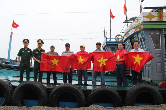 Ngư dân Thừa Thiên – Huế nhận 10.000 lá cờ Tổ quốc - Ảnh 9.