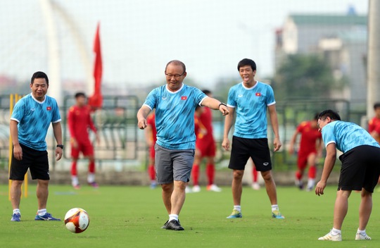 HLV Brad Maloney khen HLV Park Hang-seo hết lời - Ảnh 3.