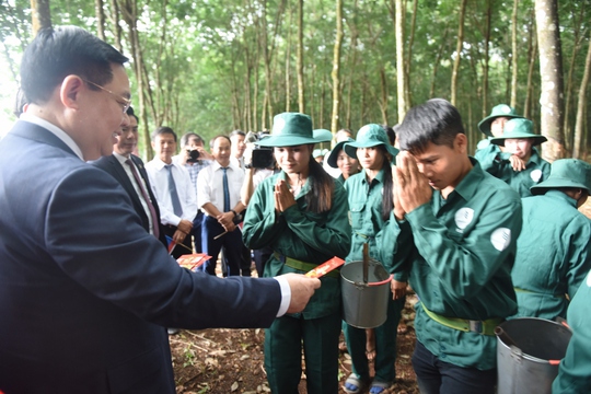 Chủ tịch Quốc hội Vương Đình Huệ thăm và làm việc tại Cao su Việt Lào - Ảnh 2.
