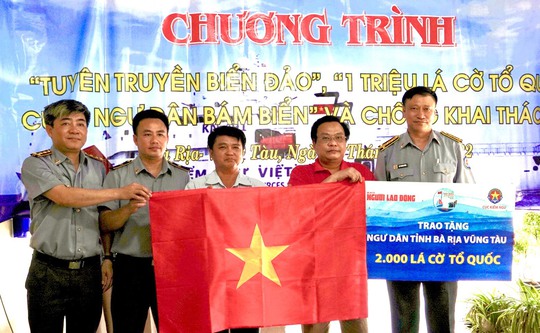 Trao 2.000 lá cờ Tổ quốc cho ngư dân Bà Rịa - Vũng Tàu - Ảnh 1.