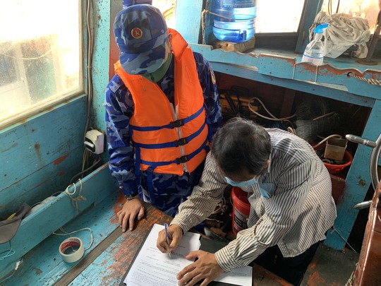 Cảnh sát biển bắt giữ 4 tàu cá vận chuyển 340.000 lít dầu DO - Ảnh 3.