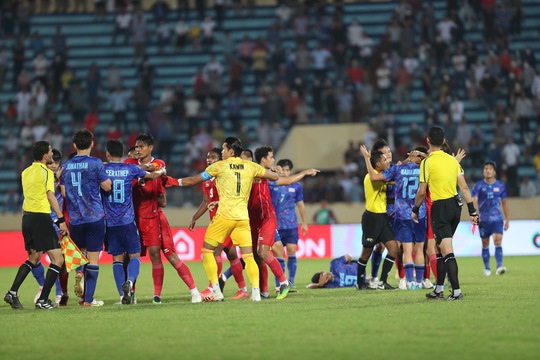 U23 Thái Lan đánh bại Indonesia trong một trận cầu nhiều thẻ đỏ - Ảnh 9.
