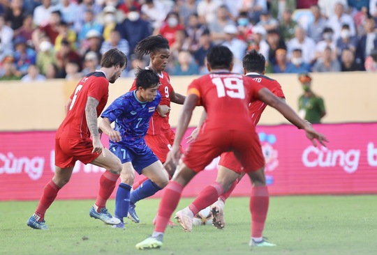 U23 Thái Lan đánh bại Indonesia trong một trận cầu nhiều thẻ đỏ - Ảnh 2.
