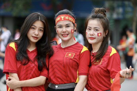 Chảo lửa trên sân Việt Trì trận U23 Việt Nam - Malaysia - Ảnh 2.