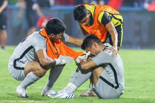 Thủ môn U23 Malaysia khóc nức nở sau khi thua U23 Việt Nam - Ảnh 5.