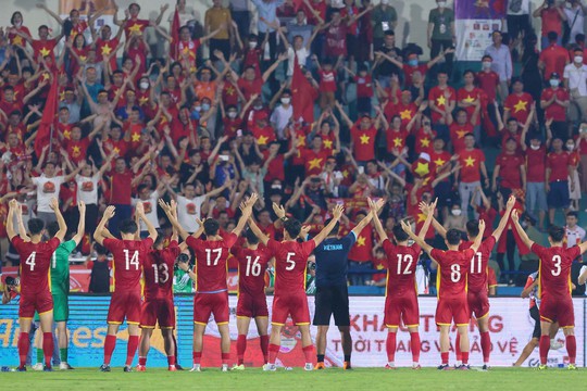 Hình ảnh đẹp trên khán đài sân Việt Trì sau trận thắng của U23 Việt Nam - Ảnh 3.