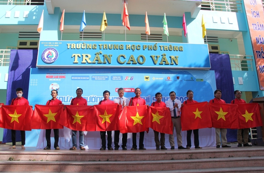 Trao thêm 7.000 lá cờ Tổ quốc cho ngư dân Quảng Nam - Ảnh 2.