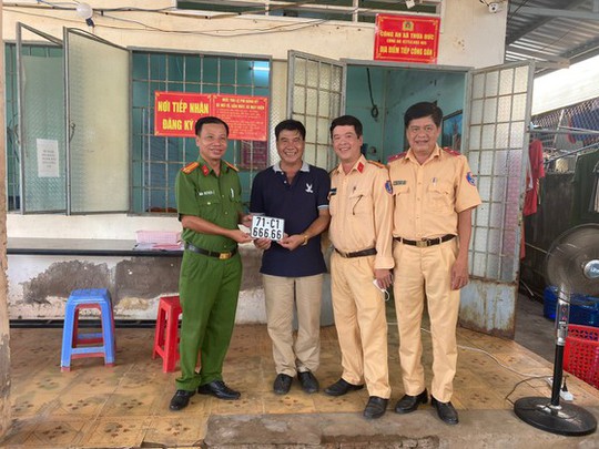 Người đàn ông bấm được biển ngũ quý ở trụ sở công an xã - Ảnh 1.