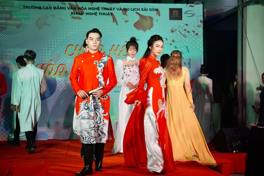 Đạo diễn Nguyễn Quốc Bảo khoe học trò qua bộ sưu tập áo dài ba miền - Ảnh 6.