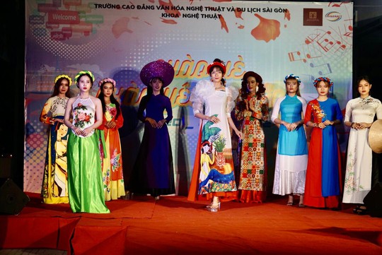 Đạo diễn Nguyễn Quốc Bảo khoe học trò qua bộ sưu tập áo dài ba miền - Ảnh 1.