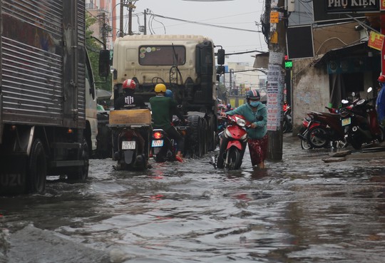 TP HCM: Đường thành sông sau cơn mưa lớn cuối tuần - Ảnh 3.