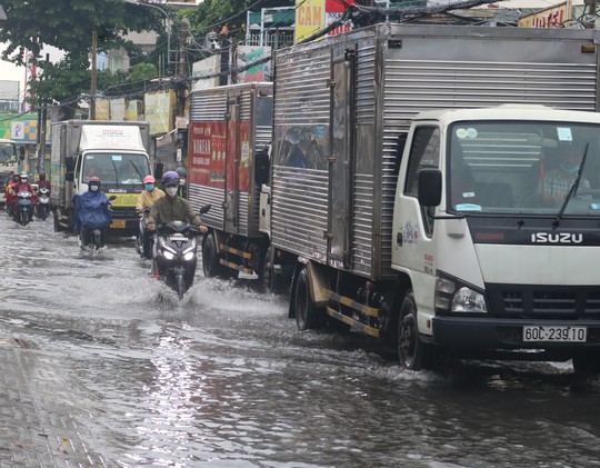 TP HCM: Đường thành sông sau cơn mưa lớn cuối tuần - Ảnh 4.