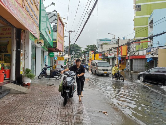 TP HCM: Đường thành sông sau cơn mưa lớn cuối tuần - Ảnh 8.