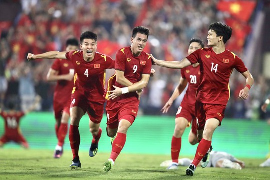 “Cháy” tour ra Hà Nội xem chung kết bóng đá nam SEA Games 31 - Ảnh 1.