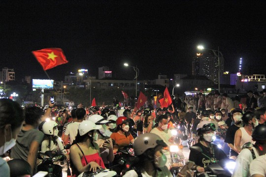 Đà Nẵng: Cầu Rồng kẹt cứng, người dân mở hội ăn mừng U23 Việt Nam vô địch - Ảnh 6.