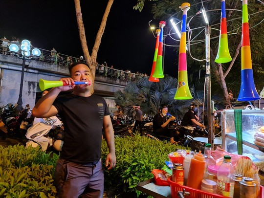 Đà Nẵng: Cầu Rồng kẹt cứng, người dân mở hội ăn mừng U23 Việt Nam vô địch - Ảnh 10.