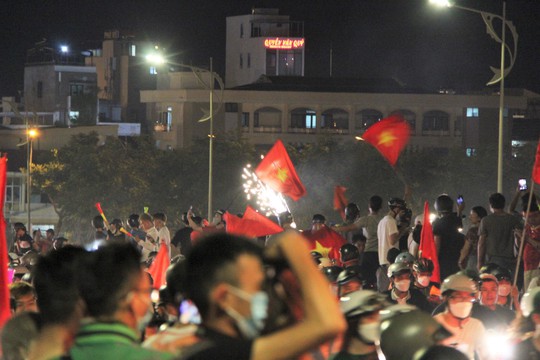 Đà Nẵng: Cầu Rồng kẹt cứng, người dân mở hội ăn mừng U23 Việt Nam vô địch - Ảnh 8.