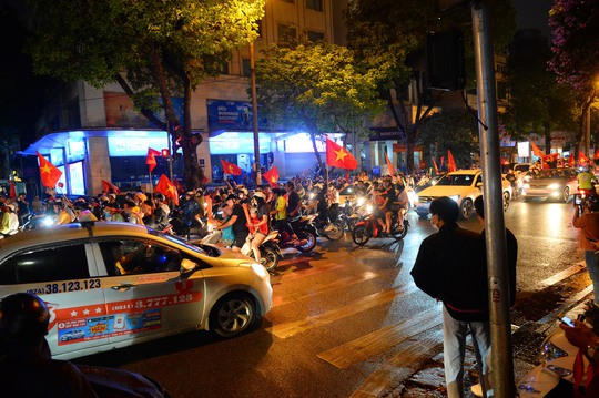 CLIP: Biển người đổ ra đường phố mừng đội tuyển U23 Việt Nam vô địch - Ảnh 6.