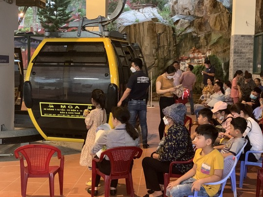“Biển người” đổ về ngày vía Bà, ghé trạm dừng chân đi cáp treo Núi Sam - Ảnh 6.