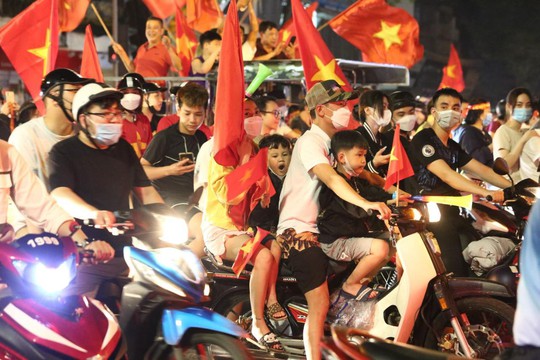 CLIP: Biển người đổ ra đường phố mừng đội tuyển U23 Việt Nam vô địch - Ảnh 15.