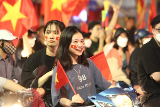 CLIP: Biển người đổ ra đường phố mừng đội tuyển U23 Việt Nam vô địch - Ảnh 13.
