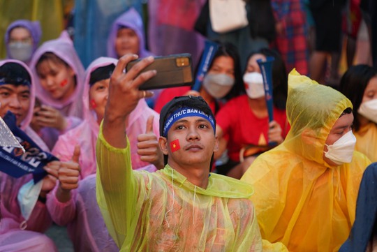 Người dân TP HCM đội mưa chờ chiến thắng của U23 Việt Nam - Ảnh 7.