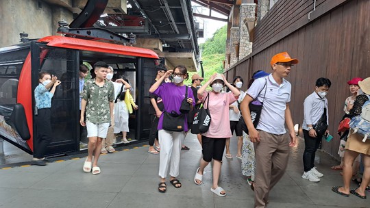 Hình ảnh du khách ùn ùn đi cáp treo ở Châu Đốc và Phú Quốc - Ảnh 15.
