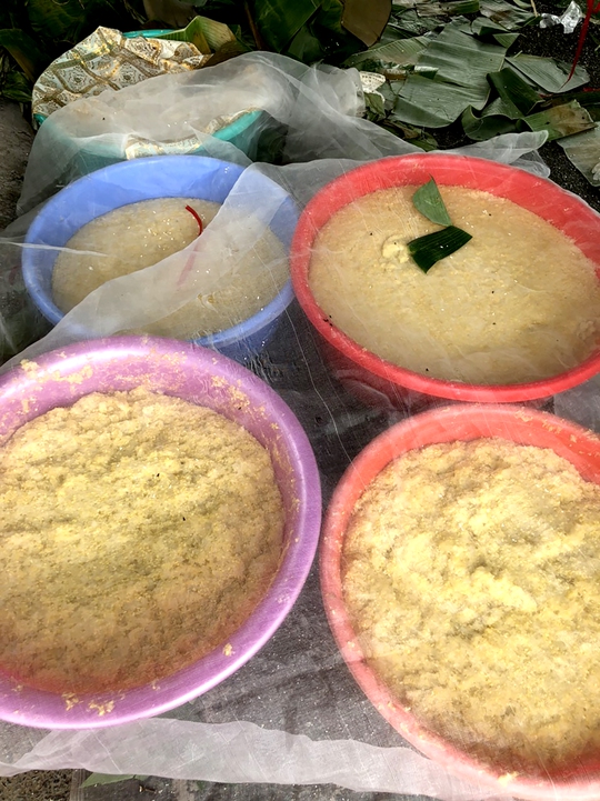 Cận cảnh cặp bánh tét siêu to khổng lồ dâng cúng Bà Chúa Xứ núi Sam - Ảnh 3.