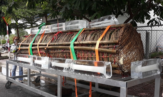 Cận cảnh cặp bánh tét siêu to khổng lồ dâng cúng Bà Chúa Xứ núi Sam - Ảnh 8.