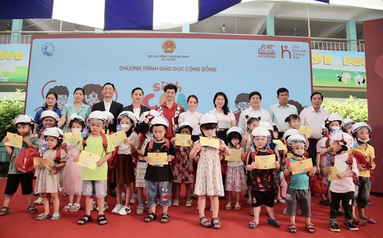 Chương trình Sinh Con, Sinh Cha chia sẻ với hàng trăm gia đình tại Bình Định - Ảnh 1.