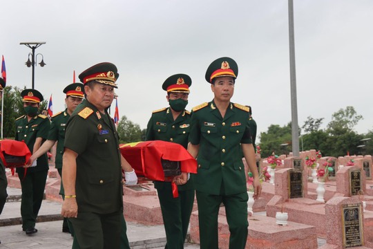 An táng 103 liệt sĩ Việt Nam hy sinh tại Lào - Ảnh 1.