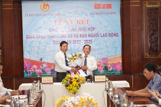 Báo Người Lao Động ký kết phối hợp với UBND tỉnh Long An giai đoạn 2022-2025 - Ảnh 5.