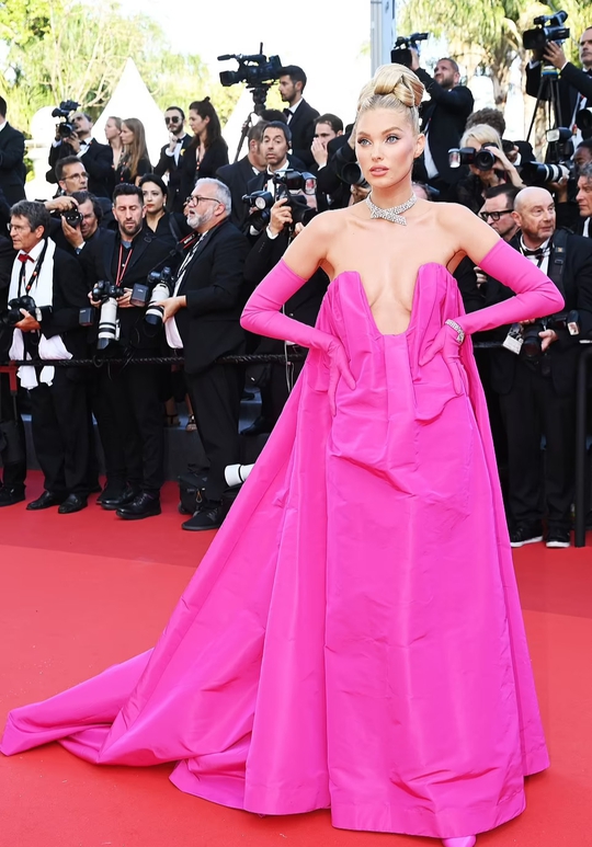 Nhiều siêu mẫu hở bạo đến không dám nhìn trên thảm đỏ Cannes 2022 - Ảnh 5.