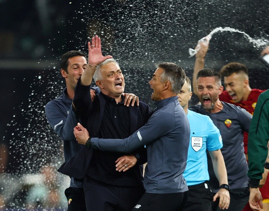 AS Roma vô địch Europa Conference League, Jose Mourinho lập kỳ tích - Ảnh 5.