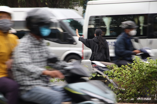 “Chê” cầu bộ hành xa, sinh viên liều mình băng qua dòng xe đông đúc - Ảnh 1.